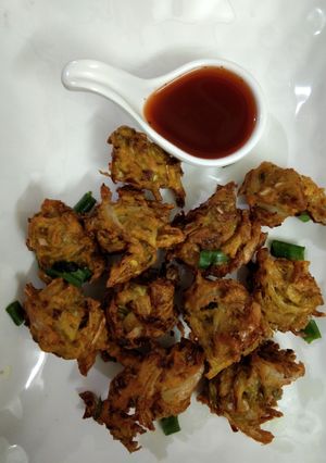 A picture of Cabbage bhajiya or pakoda.