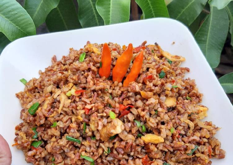 Bagaimana Menyiapkan Nasi goreng beras merah Super Lezat