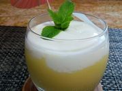 Una foto de copa de yogur y mango