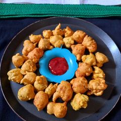 A picture of Ajwain pakoda.