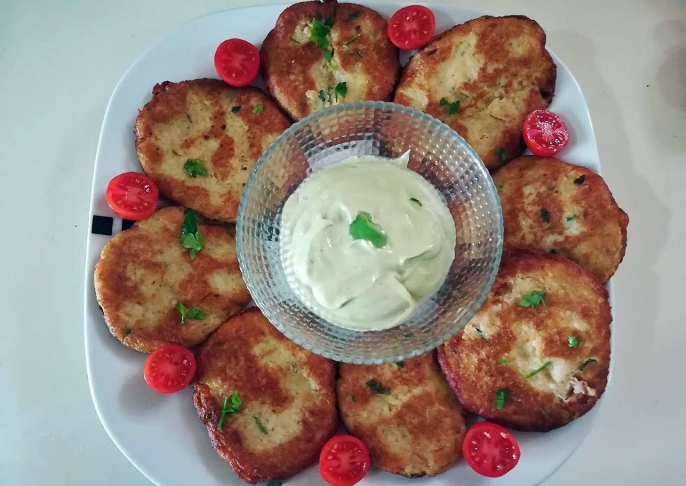 Tortitas de patata y atún con mahonesa de aguacate