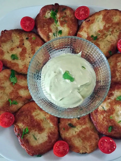 Una foto de Tortitas de patata y atún con mahonesa de aguacate