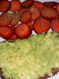 Una foto de Tostada de pan de centeno con guacamole y fresas