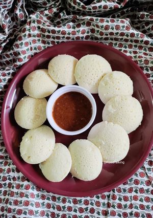 A picture of Idli With Tomato Coconut Chutney.