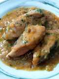 Bonito en salsa de dos tipos de cebollas, pimiento y azafrán