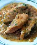 Bonito en salsa de dos tipos de cebollas, pimiento y azafrán