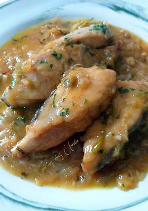 Una foto de Bonito en salsa de dos tipos de cebollas, pimiento y azafrán