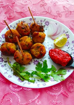 पोटॅटो स्पिनच बॉल्स (potato spinach ball recipe in marathi) रेसिपी चे मुख्य फोटो 