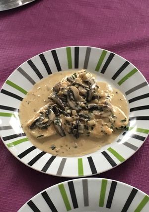 Una foto de Pollo con nata y champiñones