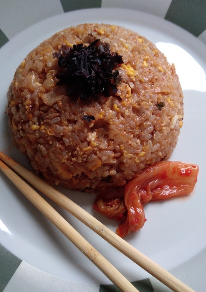 Una foto de Yakimeshi con kimchi