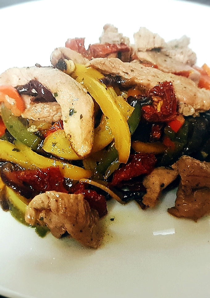 Una foto de Pavo con pimientos