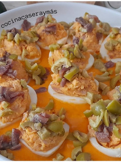 Una foto de Huevos rellenos de porra (salmorejo)