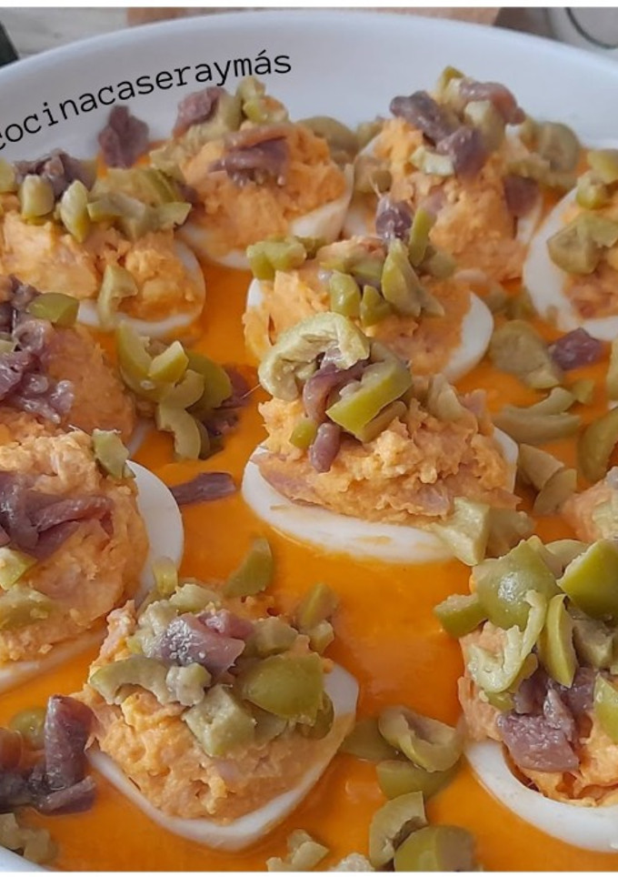 Una foto de Huevos rellenos de porra (salmorejo)