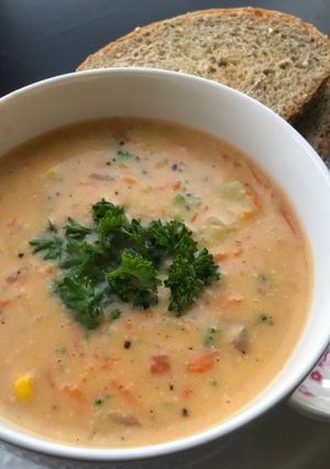ब्रोकोली चेडर सूप (Broccoli cheddar soup recipe in Hindi) रेसिपी मुख्य फोटो