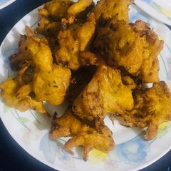 A picture of Crispy onion pakora.