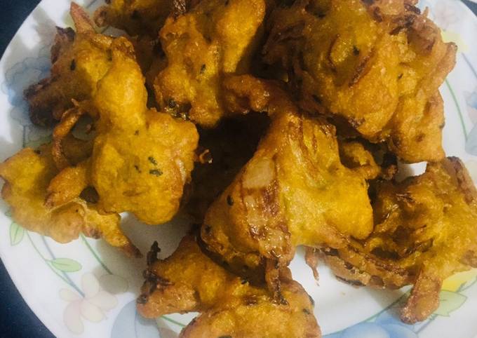 Crispy onion pakora