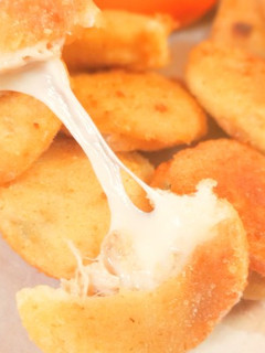 A picture of Crispy Bread Rolls & Bread balls.