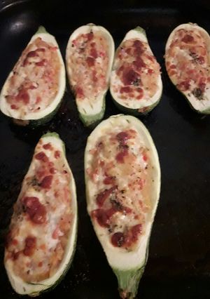Una foto de Zuchinis rellenos con atún