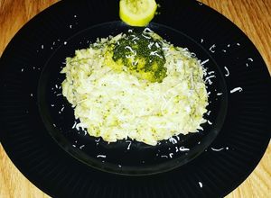 O poză a rețetei Orzo cremos cu pesto de broccoli și zucchini.