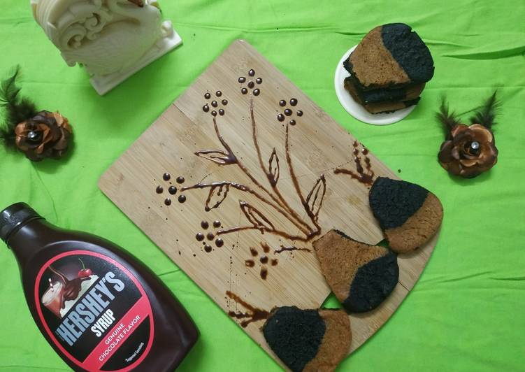 Choco-Vanilla Cookies(Vase Shaped-Flowers Paint Chocolate Syrup)