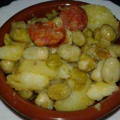 Una foto de Tapita de habas con patatas y chorizo