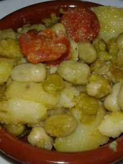 Una foto de Tapita de habas con patatas y chorizo