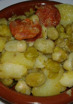 Una foto de Tapita de habas con patatas y chorizo