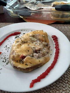 Una foto de Berenjenas rellenas de carne al gratin.