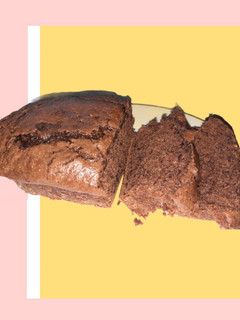 Una foto de Bizcocho de banana con chocolate 🍌🍫
