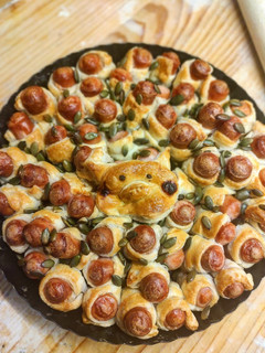 Levelestèsztába tekert virslik 🍾🎇 recept fotója