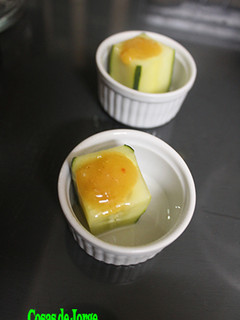 Una foto de Vasitos cuadrados de pepino y salsa de mango