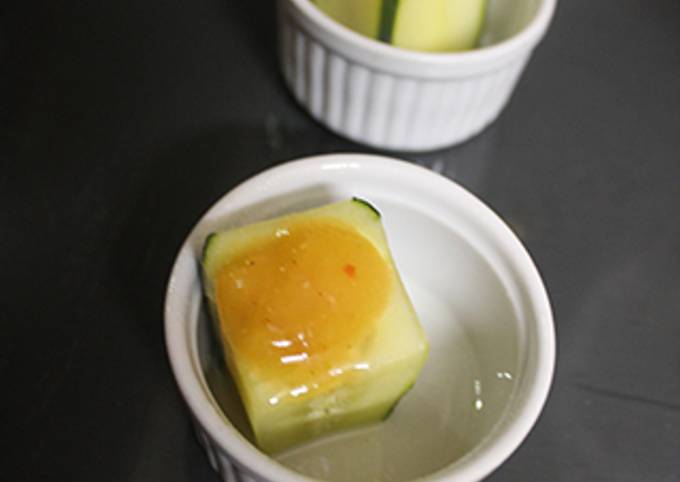 Foto principal de Vasitos cuadrados de pepino y salsa de mango