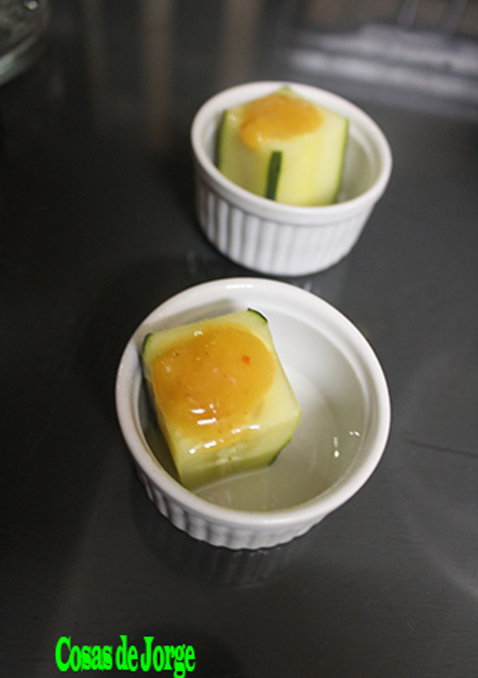 Una foto de Vasitos cuadrados de pepino y salsa de mango