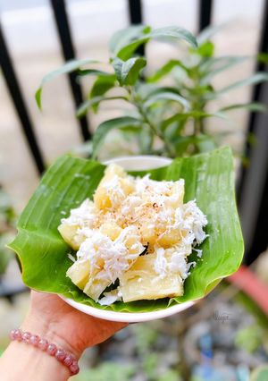 A picture of Steamed Cassava with Coconut Milk.