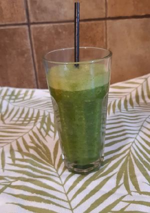 Una foto de Batido de espinaca, ananá, apio y naranja