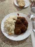 Albóndigas al vino tinto y arroz blanco