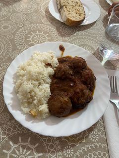 Una foto de Albóndigas al vino tinto y arroz blanco