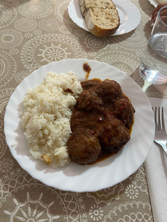 Una foto de Albóndigas al vino tinto y arroz blanco