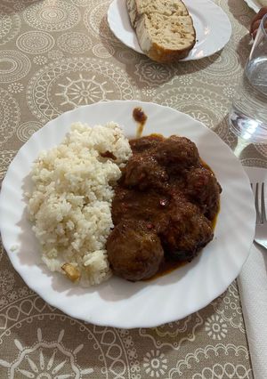 Una foto de Albóndigas al vino tinto y arroz blanco
