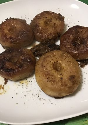 Une photo de Navets raves primeurs « donuts » au bouillon de crevettes et oignon de roscoff