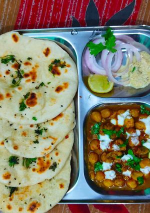A picture of Kulche with Chole.