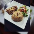 Pavo en salmuera arroz en salsa de tocino y ensalada griega