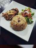 Pavo en salmuera arroz en salsa de tocino y ensalada griega