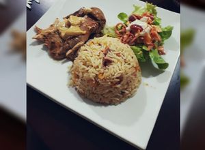 Una foto de Pavo en salmuera arroz en salsa de tocino y ensalada griega