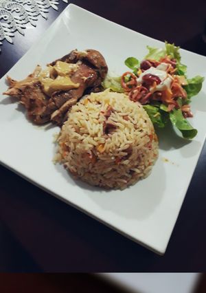 Una foto de Pavo en salmuera arroz en salsa de tocino y ensalada griega