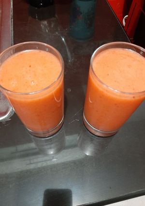 Una foto de Jugo de mango y fresa