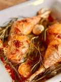Cuisses de poulet rôties à l’ail entier et aux herbes (romarin, thym)
