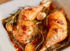 Une photo de Cuisses de poulet rôties à l’ail entier et aux herbes (romarin, thym)
