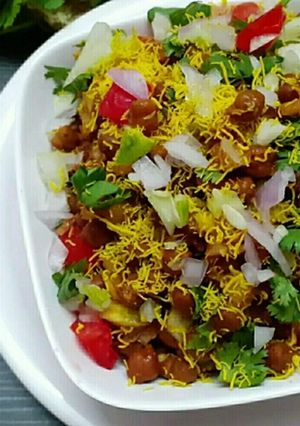 મુંબઈ ની ફેમસ ચટપટી ચણા ચાટ (Mumbai Famous Chatpati Chana Chaat Recipe In Gujarati) રેસીપી મુખ્ય ફોટો