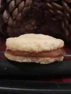 Una foto de Alfajores de coco y dulce de leche